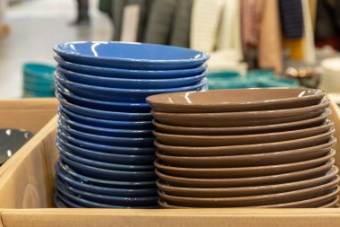 Bir self-servis dükkanında tabaklar ve aletler. Arkaplan