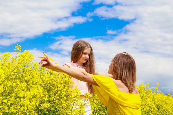 Mom Daughter Nature Outdoors Lifestyle Cheerful Lightning Yellow Color Blooming — Stock Photo, Image