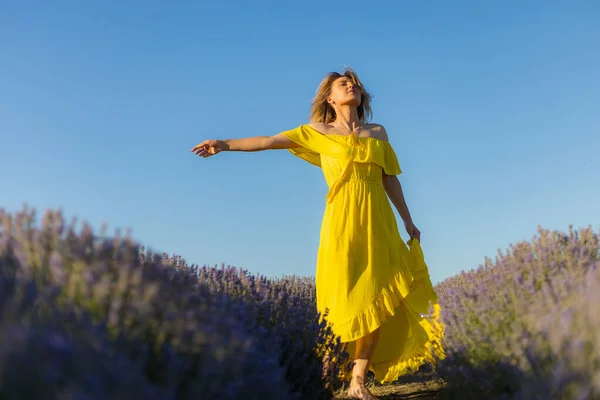 Mulher Bonita Bonita Vestido Amarelo Relaxa Gosta Passeio Campo Lavanda — Fotografia de Stock