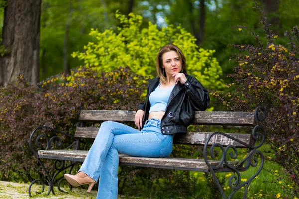 Portret Młodej Szczęśliwej Kobiety Wieku Ponad Trzydziestu Lat Odpoczywającej Parku — Zdjęcie stockowe