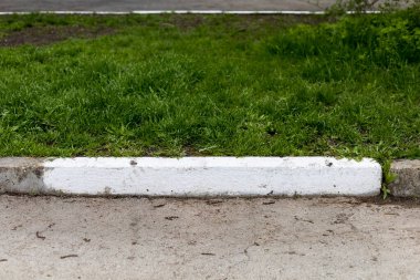 Beyazlatılmış ya da beyaz kaldırım boyalı. Kopya alanı olan şehir ortamında arkaplan