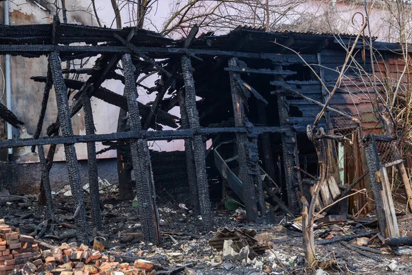 Eski ahşap barakalarda çıkan yangından sonra. Arkaplan