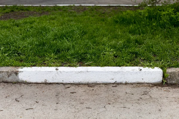 Beyazlatılmış ya da beyaz kaldırım boyalı. Kopya alanı olan şehir ortamında arkaplan