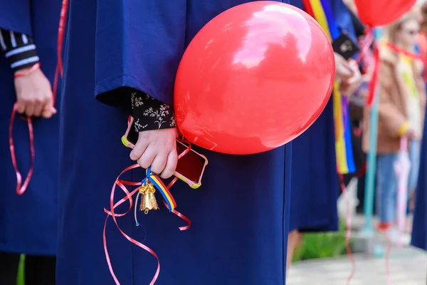 Graduada Segura Sino Sua Mão Como Símbolo Último Sino Dia — Fotografia de Stock