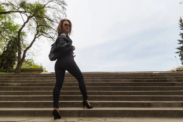 Portrait Cool Une Femme Tenue Noire Sur Les Marches Escalier — Photo