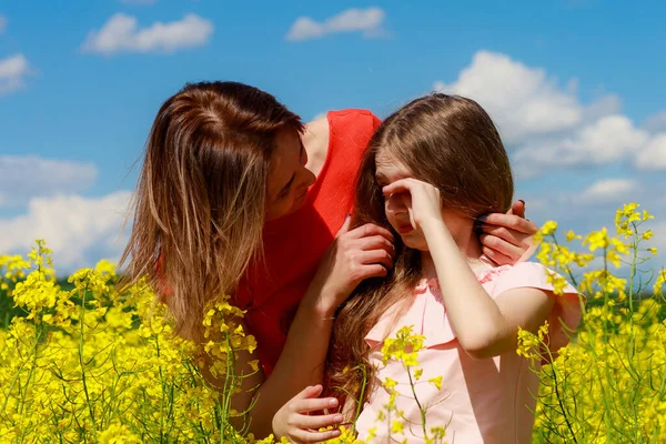 Mom Daughter Nature Outdoors Lifestyle Cheerful Lightning Yellow Color Blooming — Stock Photo, Image