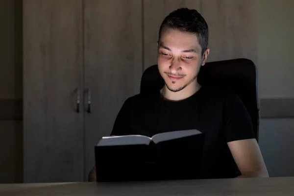 Joven Hombre Guapo Hombre Adulto Oscuridad Lee Libro Brillante Concepto —  Fotos de Stock