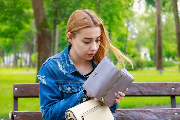 Joven Rubia Bonita Una Chaqueta Mezclilla Casual Sienta Parque Banco — Foto de Stock