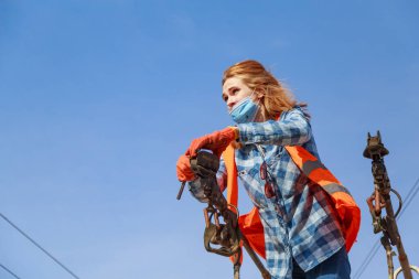 7 Mart 2021, Beltsy Moldova, genç kadın troleybüs şoförü. Sadece editör kullanımı.