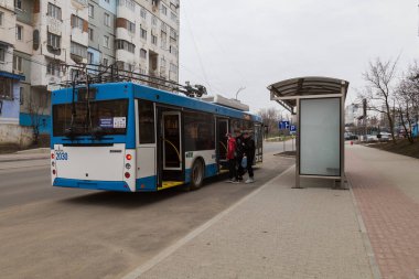 1 Nisan 2021 Balti Moldova modern kablosuz tramvaylar otonom olarak çalışıyor. İllüstrasyon başyazısı. Arkaplan