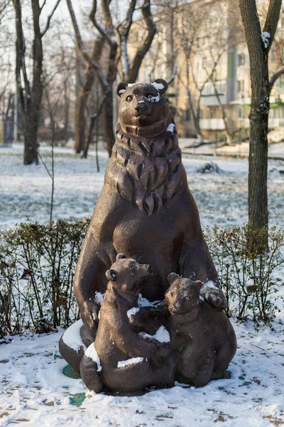 Enero 2021 Balti Beltsy Moldavia Monumento Oso Con Cachorros Editorial — Foto de Stock