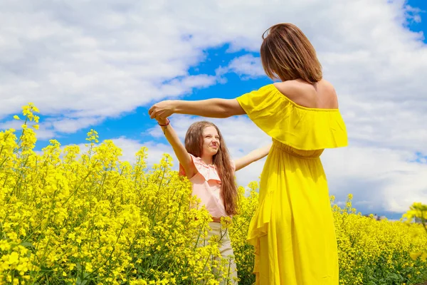 Mom Daughter Nature Outdoors Lifestyle Cheerful Lightning Yellow Color Blooming — Stock Photo, Image