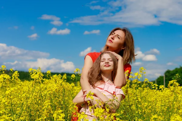 Anne Kızı Açık Hava Yaşam Tarzında Arka Planda Çiçek Açan — Stok fotoğraf