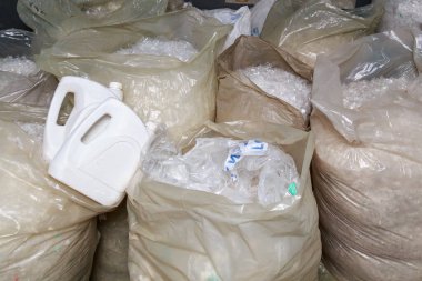Geri dönüşüm için plastik ve polietilen ayırdım. Fabrika çöp deposunun arka planı. Çevre ekolojisi kavramı.