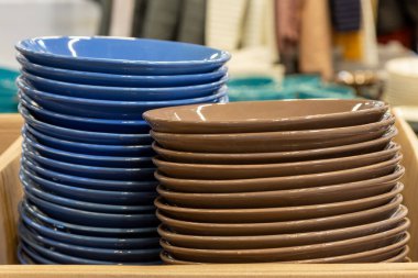 Bir self-servis dükkanında tabaklar ve aletler. Arkaplan