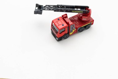 8 Ocak 2020 Balti Moldova oyuncak otomobili hafif arka planda. Dünyadaki acil servislerde önemli bir yapı..