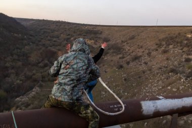 6 Aralık 2020 Rezina, Moldova Halat Atlayışı aşırı bir eğlence türüdür. Bulanık arkaplan ile seçmeli odak.