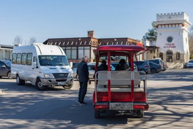 26 Mart 2021, Cricova Moldova, Avrupa 'nın en büyük şarap mahzenlerinden birinde elektrikli trendeki turistler. Geçmişi. Ülkenin en büyük ilgi odağı. İllüstrasyon Editörü