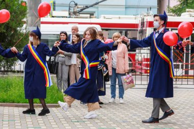 Mezuniyet gününde mezun oluyor. Beltsy, Moldova 31 Mayıs 2021. Sadece editör kullanımı.