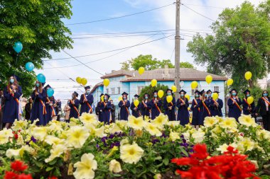 Mezuniyet gününde mezun oluyor. Beltsy, Moldova 31 Mayıs 2021. Sadece editör kullanımı.