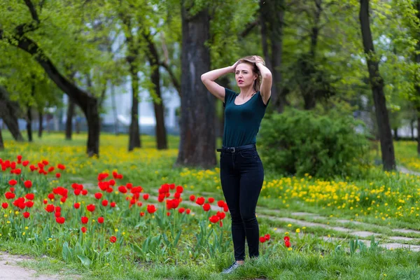 Jeune Femme Dans Parc Municipal Pendant Floraison Des Tulipes Arrière — Photo