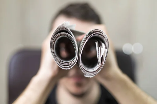 Hombre Sosteniendo Dos Periódicos Retorcidos Metáfora Alegoría Con Binoculares Enfoque — Foto de Stock