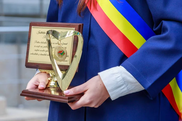 Gouden Medaille Handen Van Een Afgestudeerde Afstudeerdag Beltsy Moldavië Mei — Stockfoto