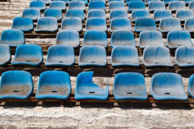 Yok edilmiş stadyum tribünleri. Kırık fan sandalyeleri. Seçici odak arkaplanı