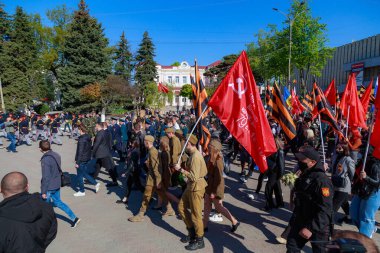 Tören alayındaki insanlar. İkinci Dünya Savaşı anısına zafer yürüyüşü. 9 Mayıs 2021 Balti Moldova. İllüstrasyon Editörü