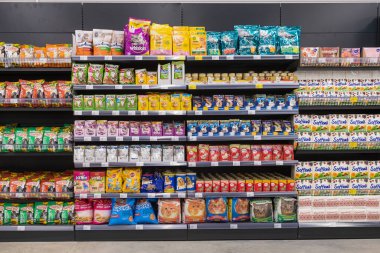 Evcil hayvan maması ve çöp. Balti, Moldova 12 Mart 2021. İllüstrasyon başyazısı. Bir süpermarkette mallar.