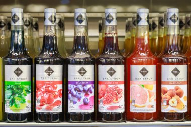 Farklı aromalı çeşitli bar şerbetleri. Balti, Moldova 16 Haziran 2021. Bir süpermarket vitrininde resimli editör ürünleri.