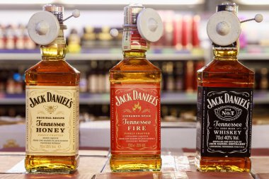 Jack Daniels viskisi çeşitleri. Balti, Moldova 16 Haziran 2021. İllüstrasyon başyazısı. Bir süpermarkette mallar.