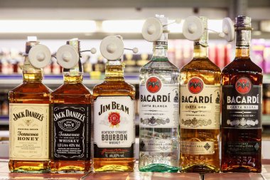 Kokteyller için güçlü alkollü içecekler. Balti, Moldova 16 Haziran 2021. İllüstrasyon başyazısı. Bir süpermarkette mallar.