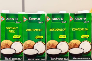 Tetra paketinde hindistan cevizi sütü. Balti, Moldova 16 Haziran 2021. İllüstrasyon başyazısı. Bir süpermarkette mallar.