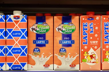 Tetra paketinde inek sütü. Balti, Moldova 16 Haziran 2021. İllüstrasyon başyazısı. Bir süpermarkette mallar.