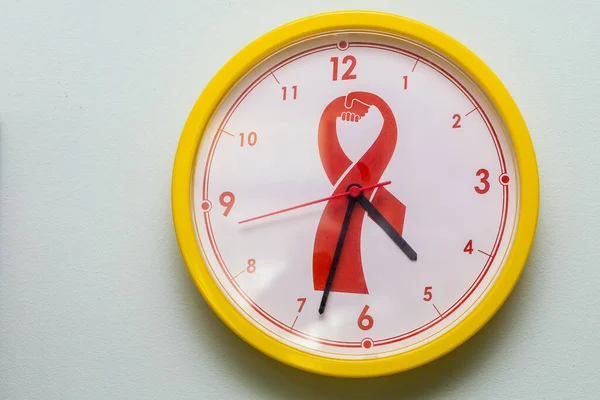 Hiv感染者やエイズ患者を支援する象徴的な赤いリボンで文字盤を見てください バルティ モルドバ2021年5月12日 挿絵画集 — ストック写真