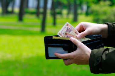 Moldova lei MDL 'si erkeklerin elinde. Metin için kopyalama alanı olan ekonomik arkaplan