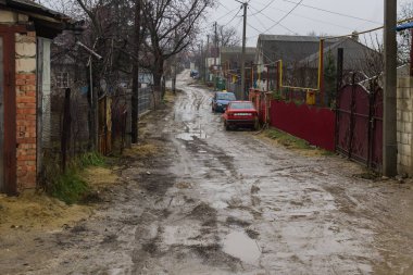 13 Aralık 2020 Balti Moldova çamuru ve su birikintileri kötü havada. Arkaplan