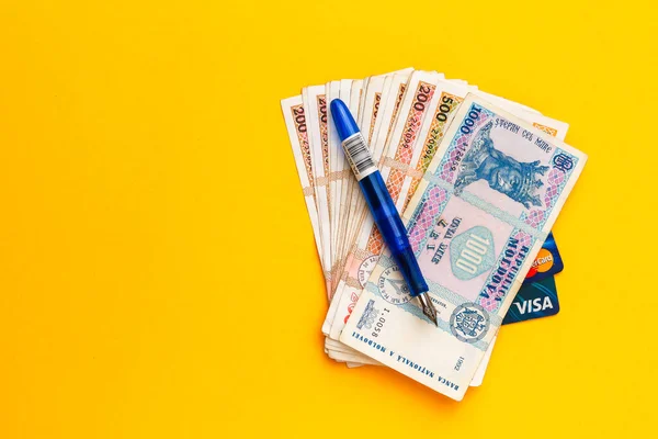 Moldovan lei MDL ve banka kartları. Metin için kopyalama alanı olan ekonomik arkaplan. İllüstrasyon başyazısı. 18 Nisan 2021, Chisinau, Moldova.