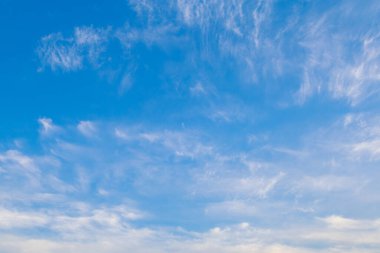 Rüzgarlı havada güzel mavi bulutlu gökyüzü. Tasarım için arkaplan veya boşluk.