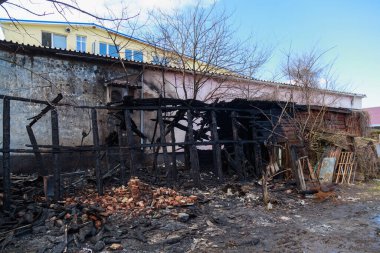 Eski ahşap barakalarda çıkan yangından sonra. Arkaplan