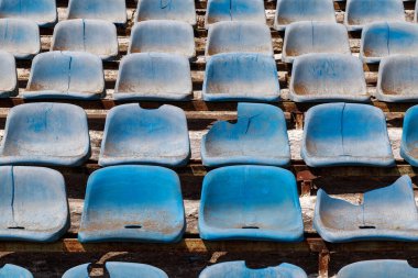 Yok edilmiş stadyum tribünleri. Kırık fan sandalyeleri. Seçici odak arkaplanı
