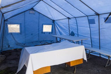 Nüfusun hızlı COVID-19 testi ve aşısı için tıbbi bir çadırın içinde. Arkaplan