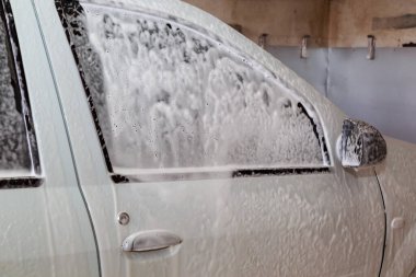 Bir oto yıkamada köpüklü araba parçası..