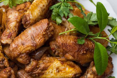 Kızarmış tavuk kanadı. Evde bira ya da şaraba yemek hazırlamak için bir tabak. Seçici odaklanma. Arkaplan