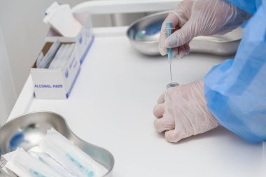 Gerçek bir aşı sırasında elinde şırınga olan bir hemşirenin elleri. 5 Mayıs 2021, Balti Moldova, Illustrative editorial. Seçici odak