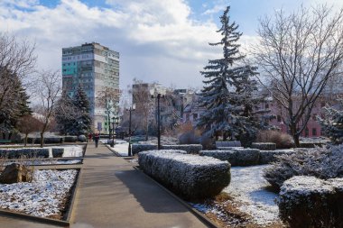 23 Mart 2021 Balti, Moldova, ilkbahar için nadir görülen bir doğa olayı - kar. İllüstrasyon başyazısı. Arkaplan