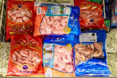 Balık pazarında dondurucu. Deniz ürünleri bölümü. İllüstrasyon başyazısı. 24 Haziran 2021, Balti Moldova.