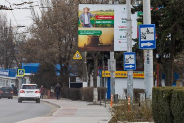 22 Mart 2021 Balti, Moldova Drive kafe reklamı Avrupa yol işaretlerini taklit ediyor. Geçmişi. İllüstrasyon Editörü.