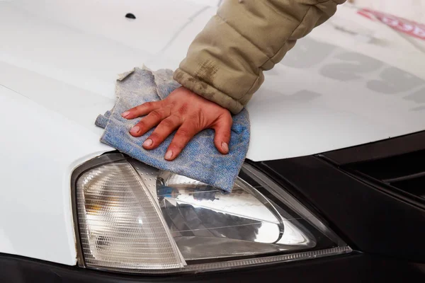 Χέρι Σκουπίζει Αυτοκίνητο Ένα Πανί Μετά Πλύσιμο Ιστορικό Χώρο Αντιγραφής — Φωτογραφία Αρχείου